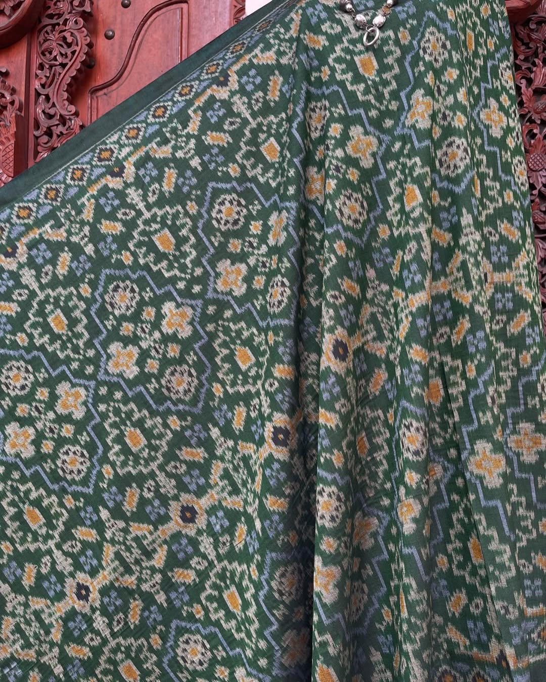 Kain Endek Sutra Motif Klasik